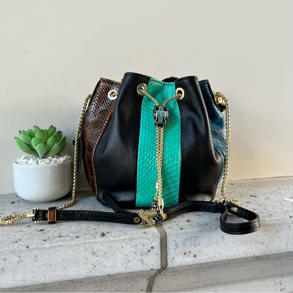 Brand new without tag


New leather and snake skin bucket bag